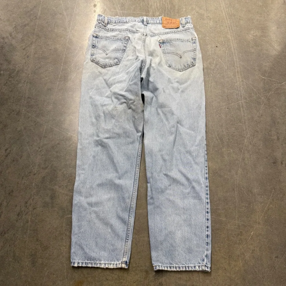 Vintage Levis 550 Mens Relaxed Fit Tapered Leg Light Wash Denim Jeans 36x31
